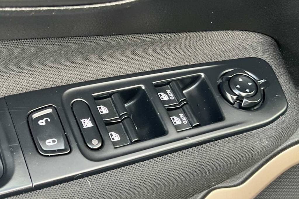 Thumbnail: 2017 Jeep Renegade - 21