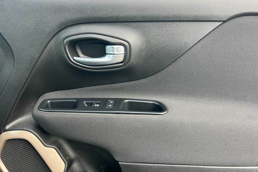 Thumbnail: 2017 Jeep Renegade - 23