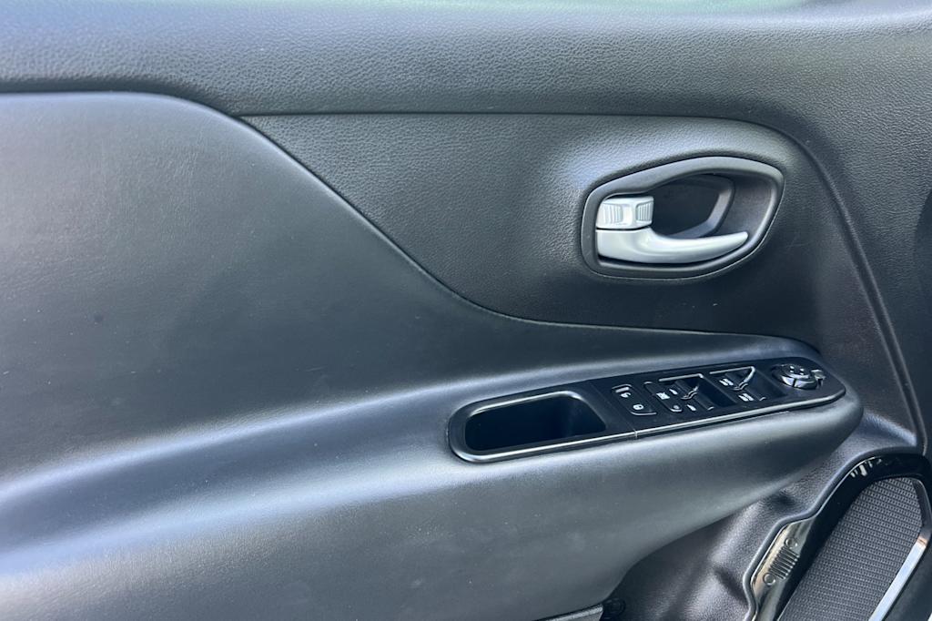 Thumbnail: 2017 Jeep Renegade - 21