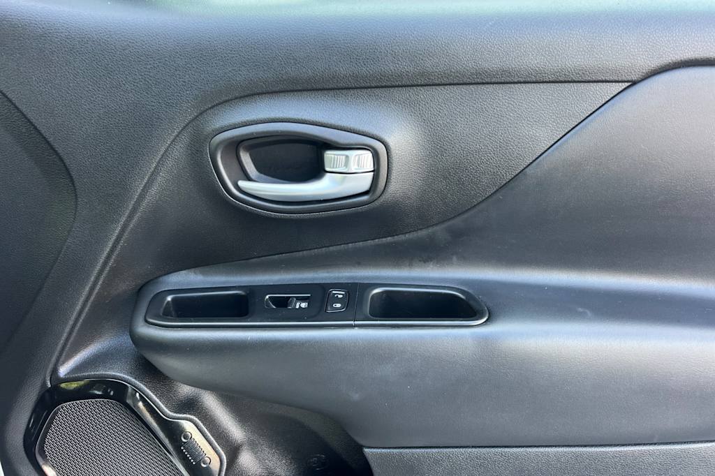 Thumbnail: 2017 Jeep Renegade - 23