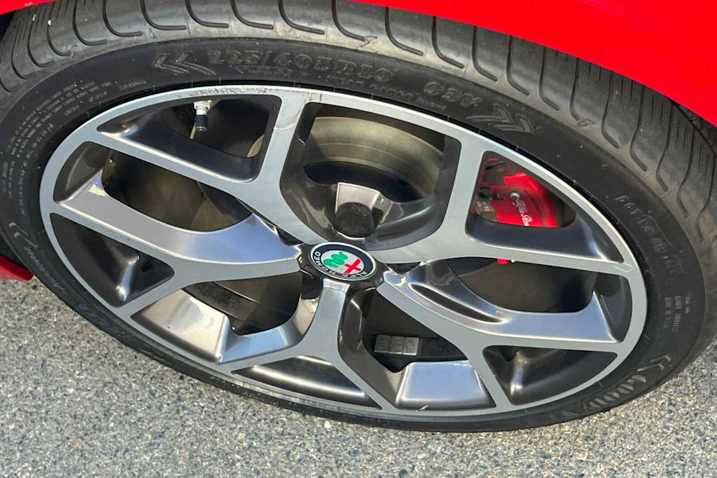 Thumbnail: 2019 Alfa Romeo Giulia - 17