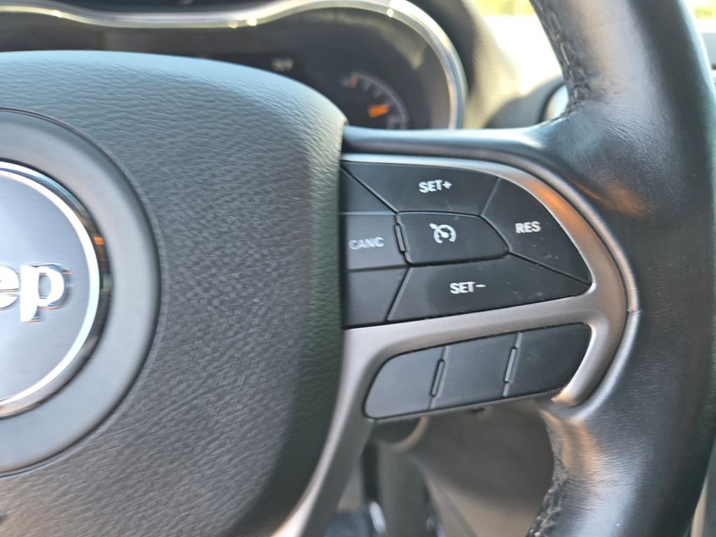 Thumbnail: 2021 Jeep Grand Cherokee - 21