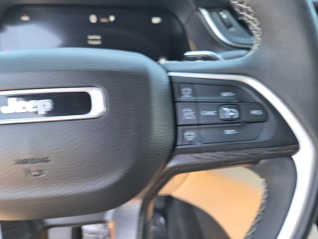 Thumbnail: 2023 Jeep Grand Cherokee L - 21