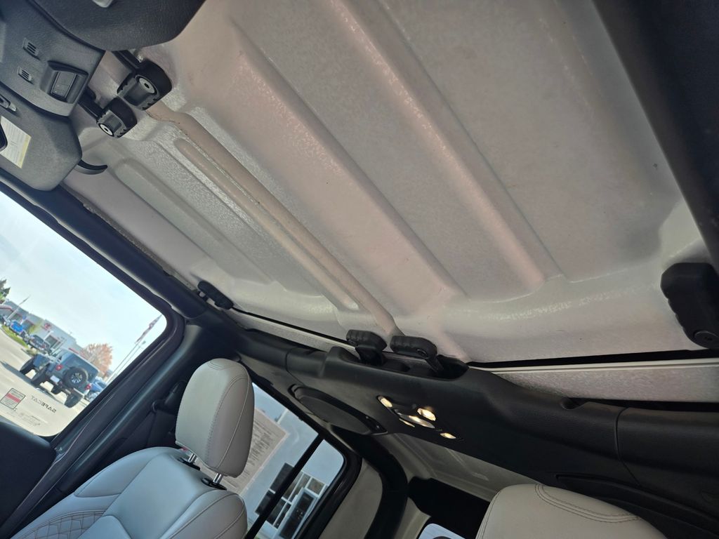 Thumbnail: 2023 Jeep Gladiator - 17