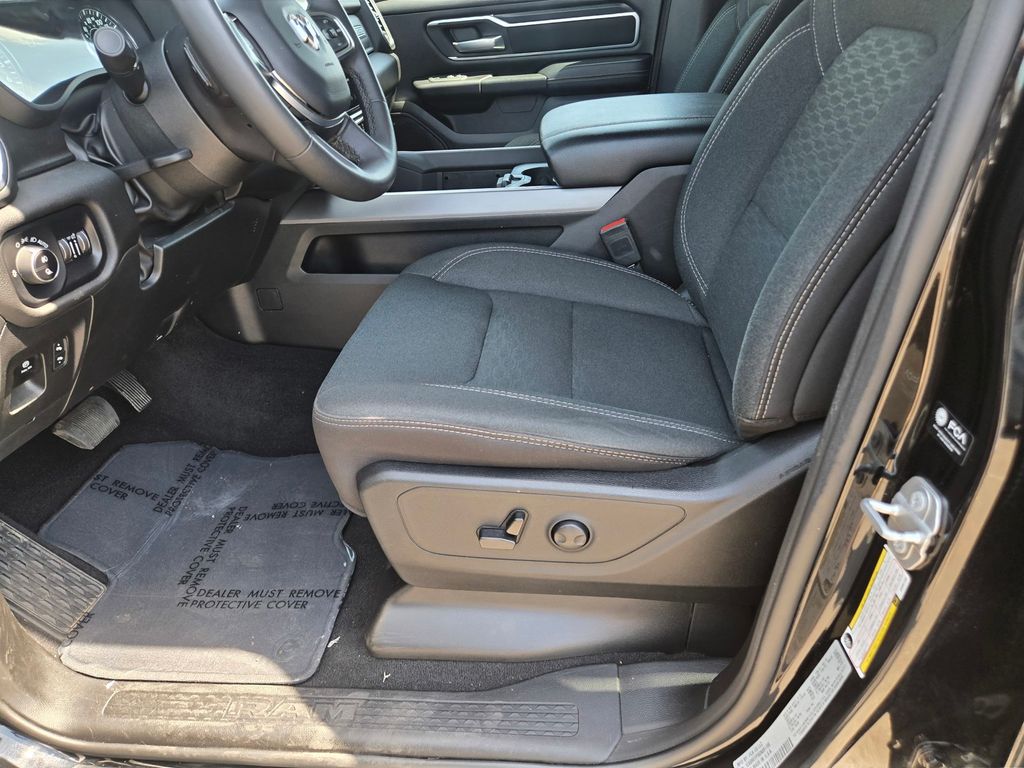 Thumbnail: 2025 RAM 1500 - 9