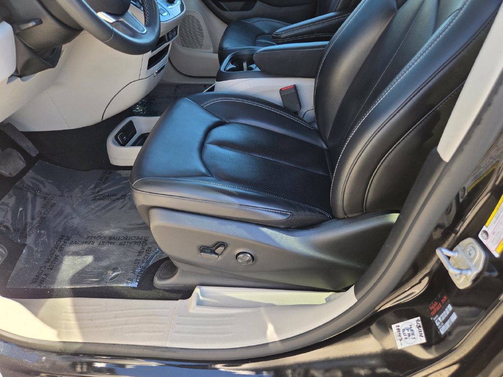 Thumbnail: 2023 Chrysler Pacifica - 9