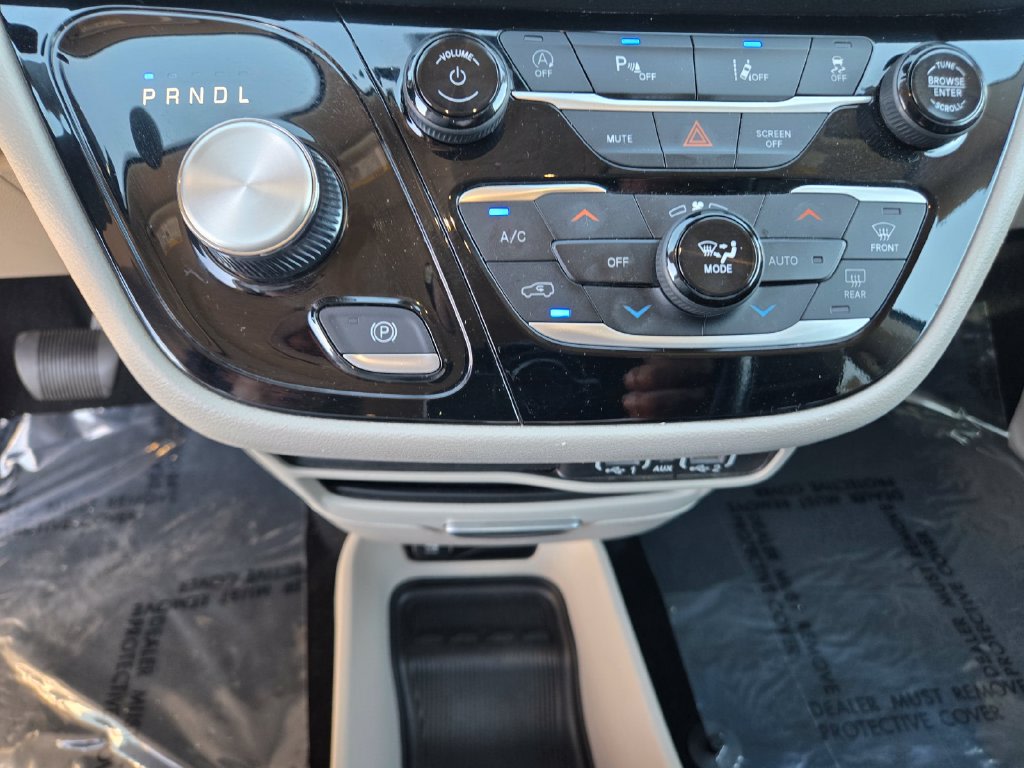 Thumbnail: 2023 Chrysler Pacifica - 18