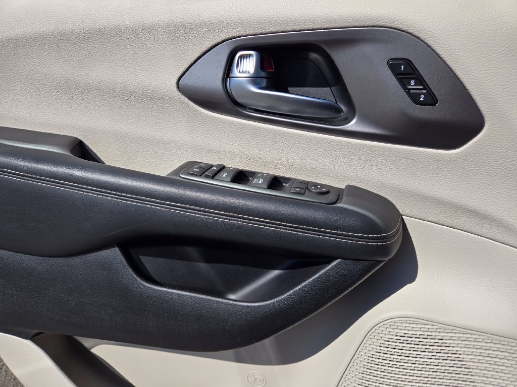 Thumbnail: 2023 Chrysler Pacifica - 20