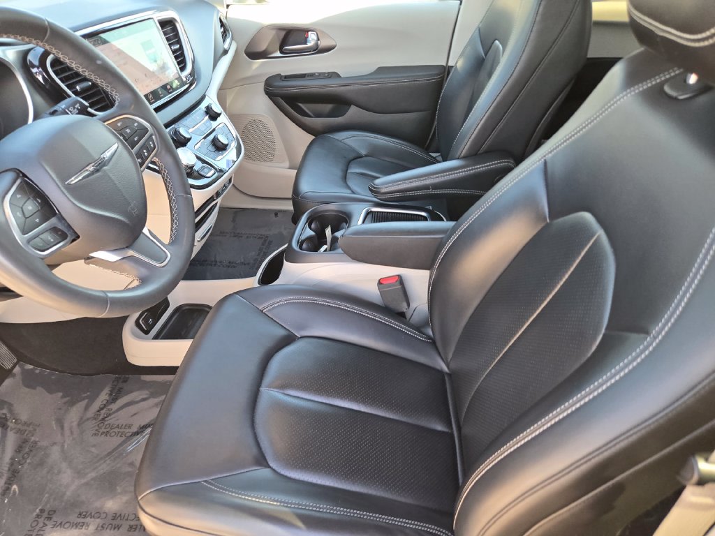 Thumbnail: 2023 Chrysler Pacifica - 8