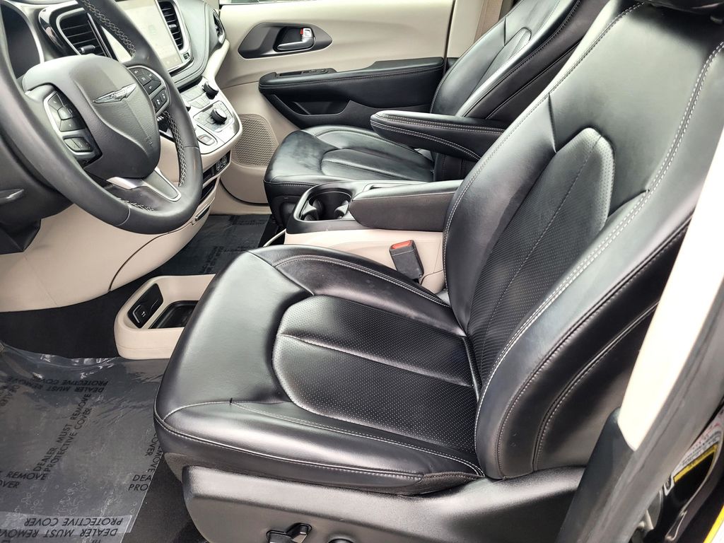 Thumbnail: 2023 Chrysler Pacifica - 8