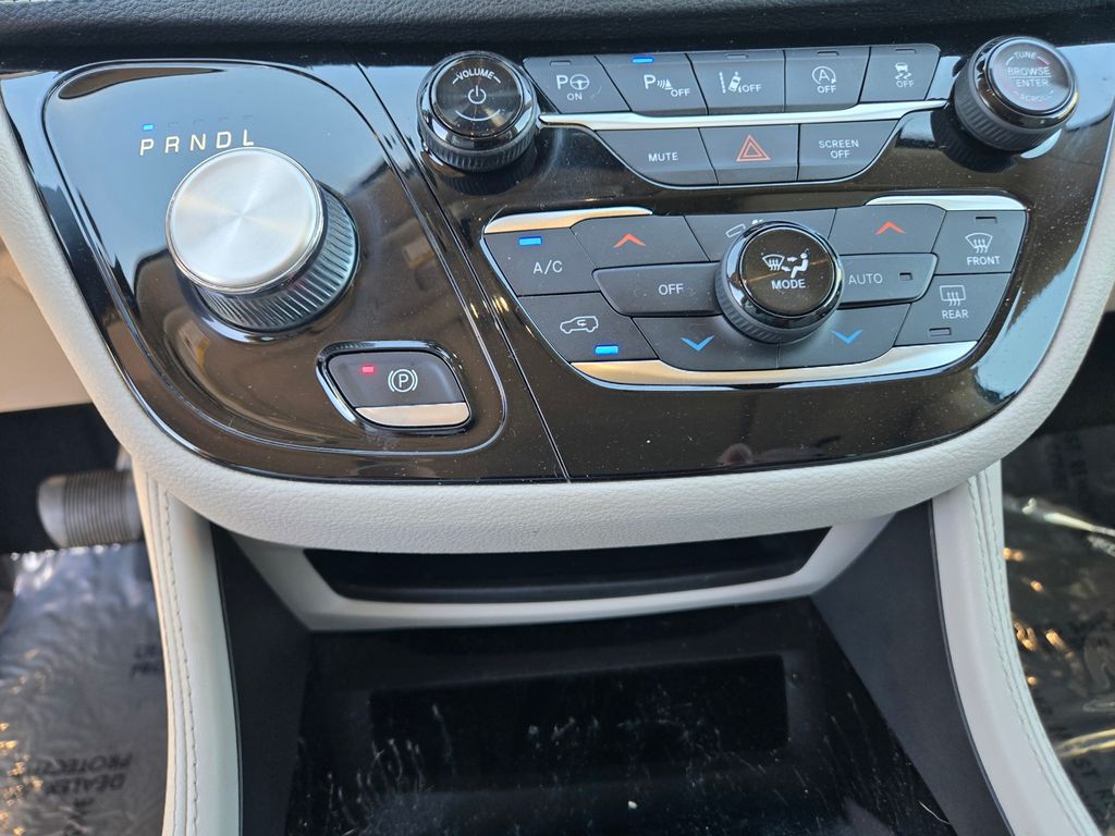Thumbnail: 2021 Chrysler Pacifica - 19