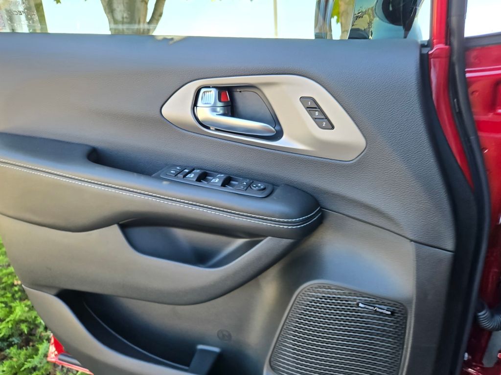 Thumbnail: 2027 Chrysler Pacifica - 20