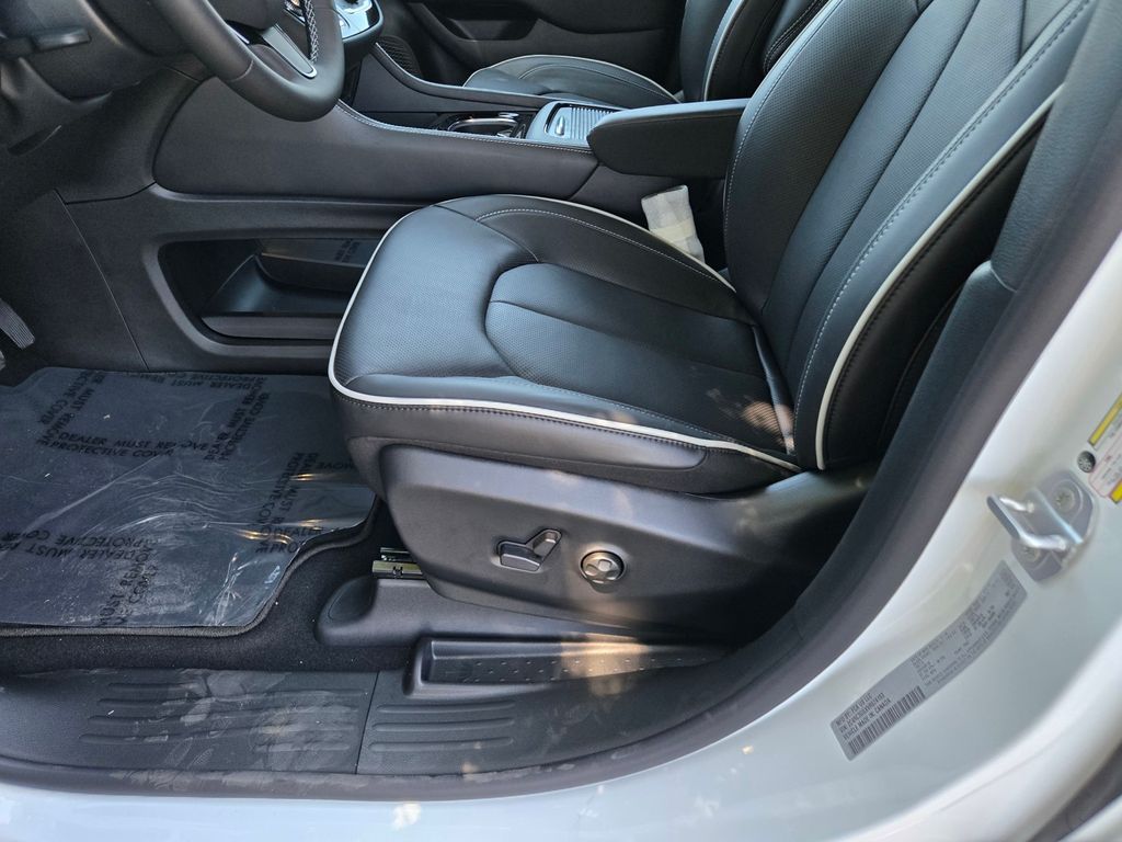 Thumbnail: 2027 Chrysler Pacifica - 18