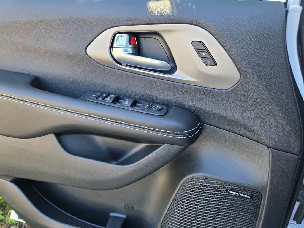 Thumbnail: 2027 Chrysler Pacifica - 19
