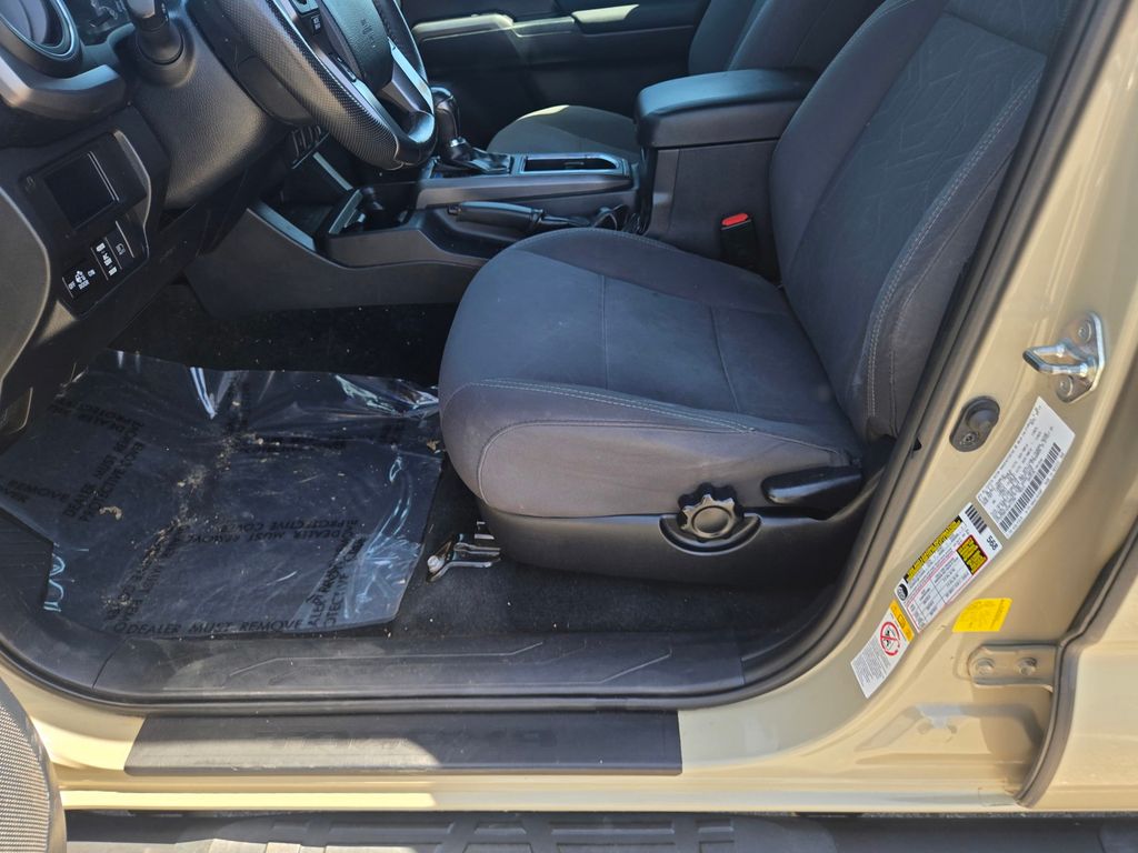 Thumbnail: 2019 Toyota Tacoma - 9