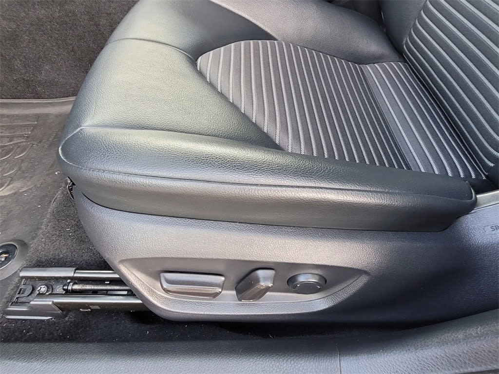 2019 Toyota Camry SE 19