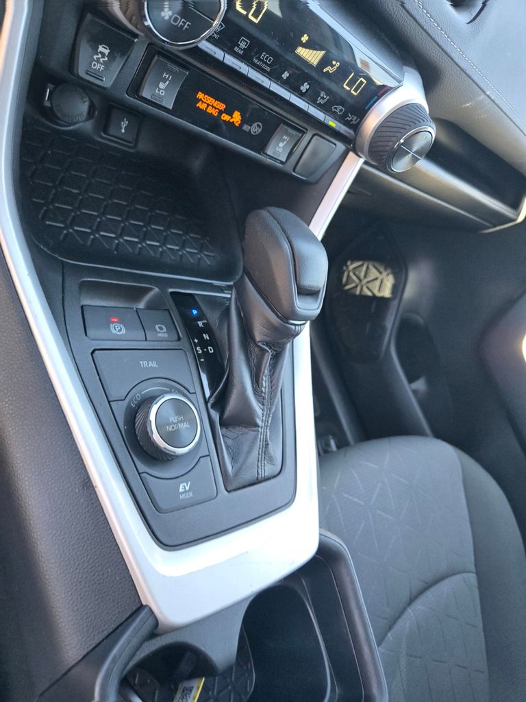 Thumbnail: 2020 Toyota RAV4 - 14