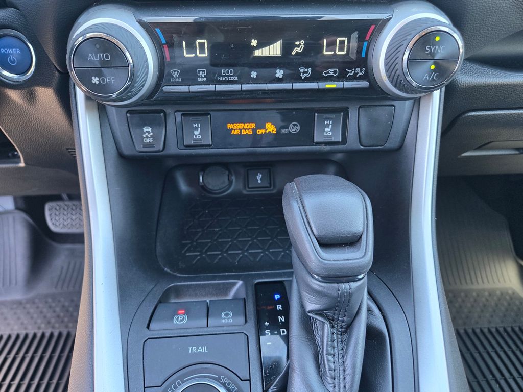 Thumbnail: 2020 Toyota RAV4 - 19