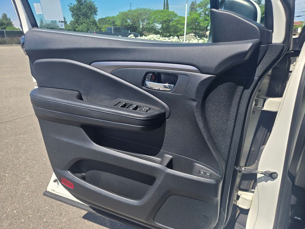 Thumbnail: 2017 Honda Pilot - 19