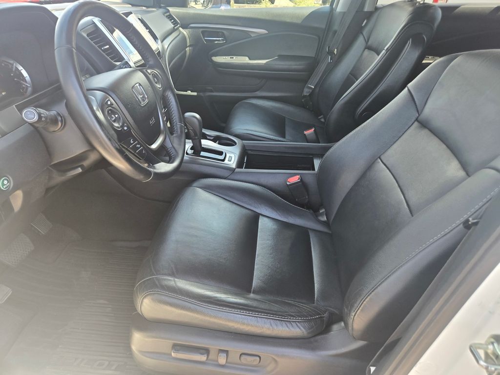 Thumbnail: 2017 Honda Pilot - 8