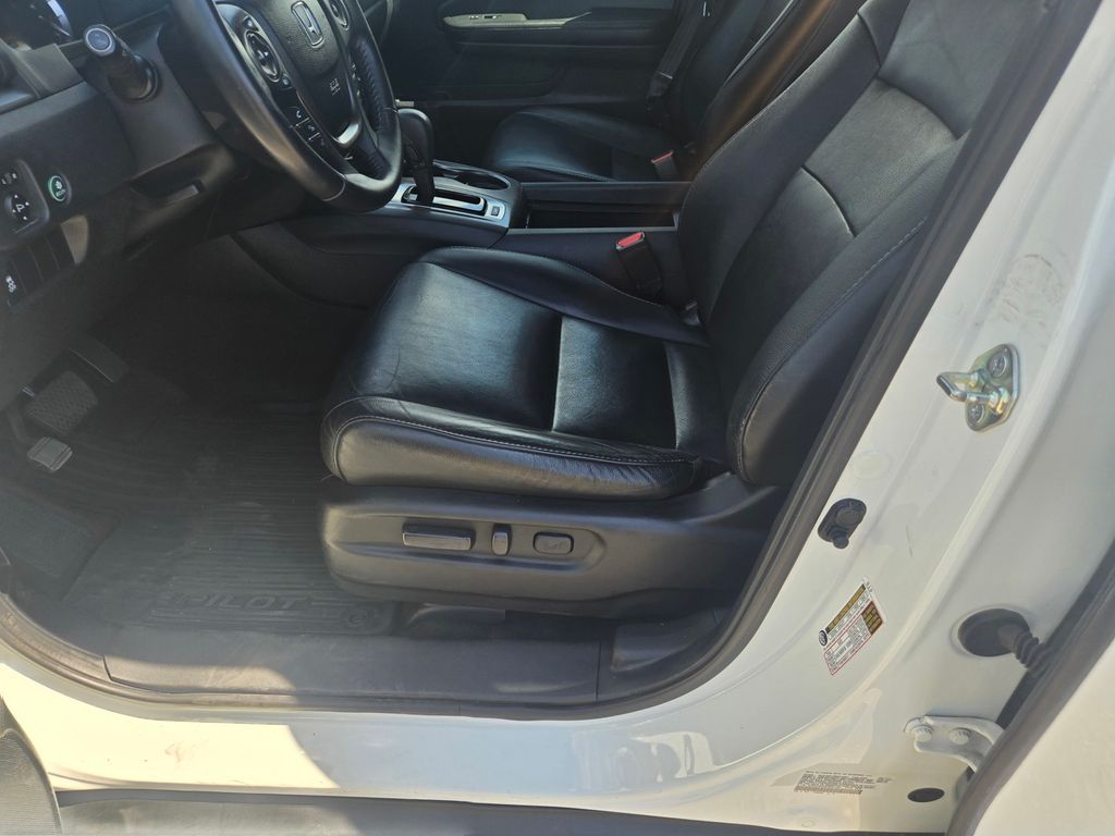 Thumbnail: 2017 Honda Pilot - 9