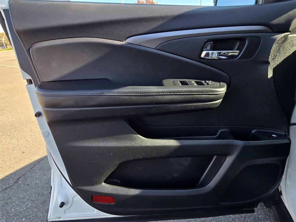 Thumbnail: 2019 Honda Ridgeline - 17