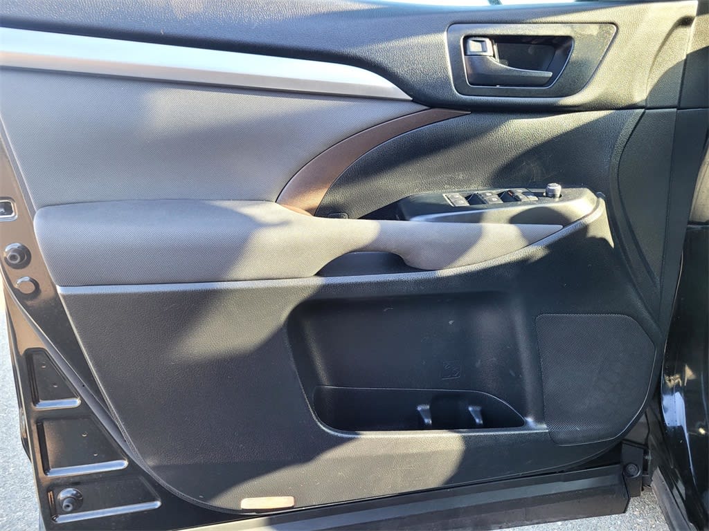 Thumbnail: 2017 Toyota Highlander - 19