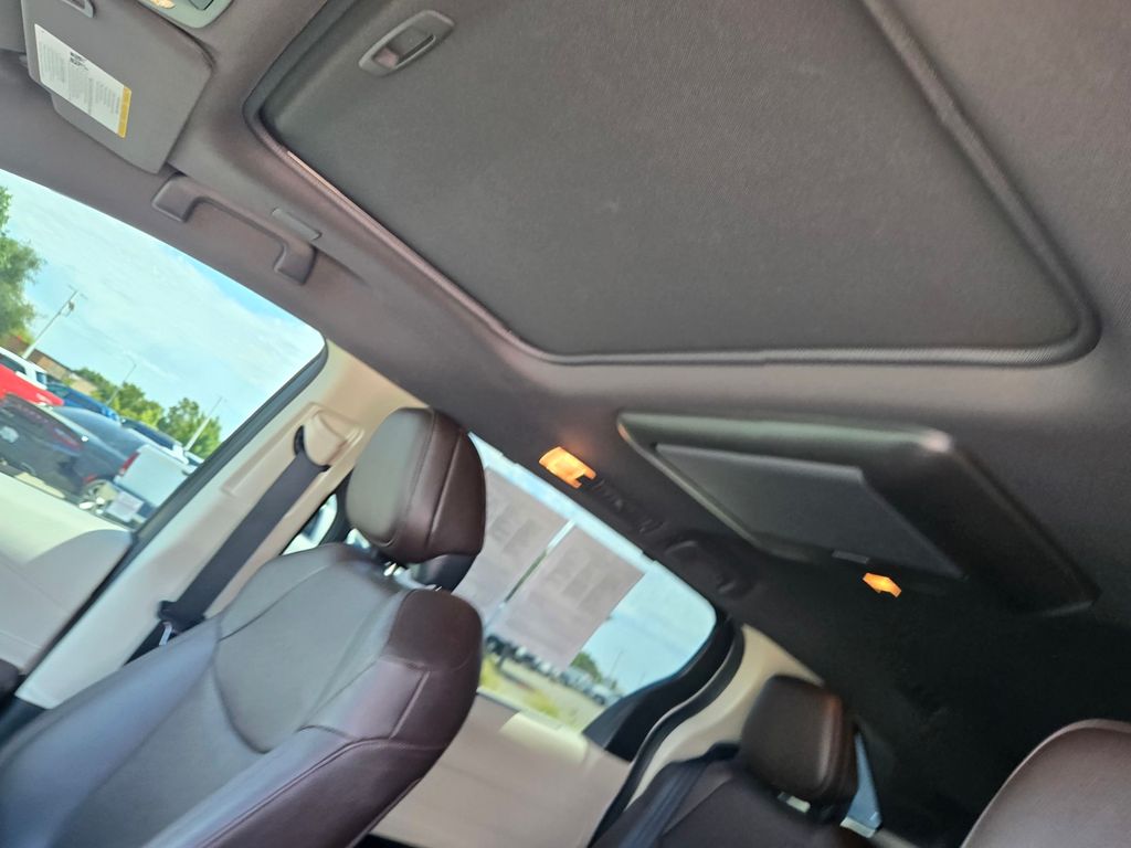 Thumbnail: 2021 Toyota Sienna - 18