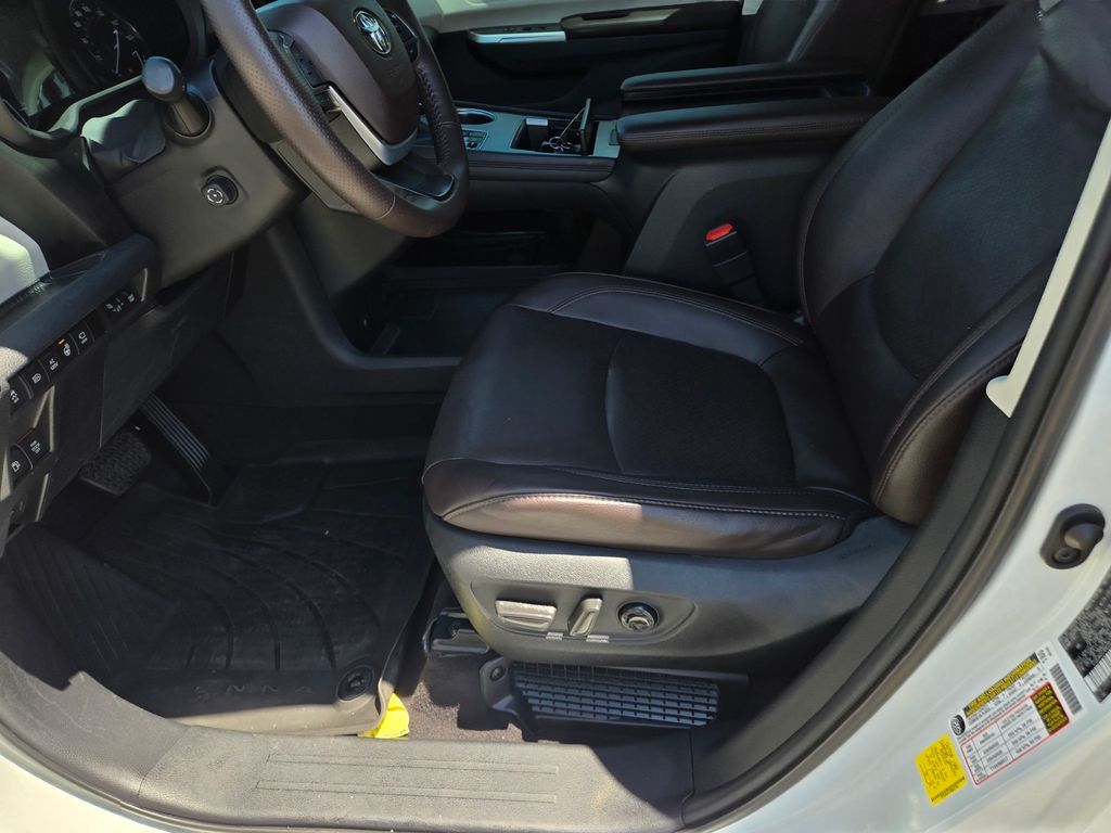 Thumbnail: 2021 Toyota Sienna - 9