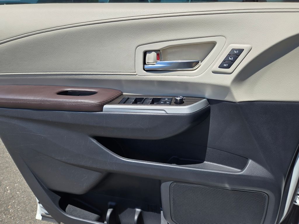Thumbnail: 2021 Toyota Sienna - 20