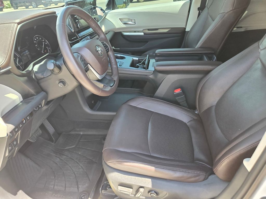 Thumbnail: 2021 Toyota Sienna - 8