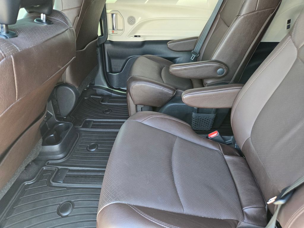 Thumbnail: 2021 Toyota Sienna - 10