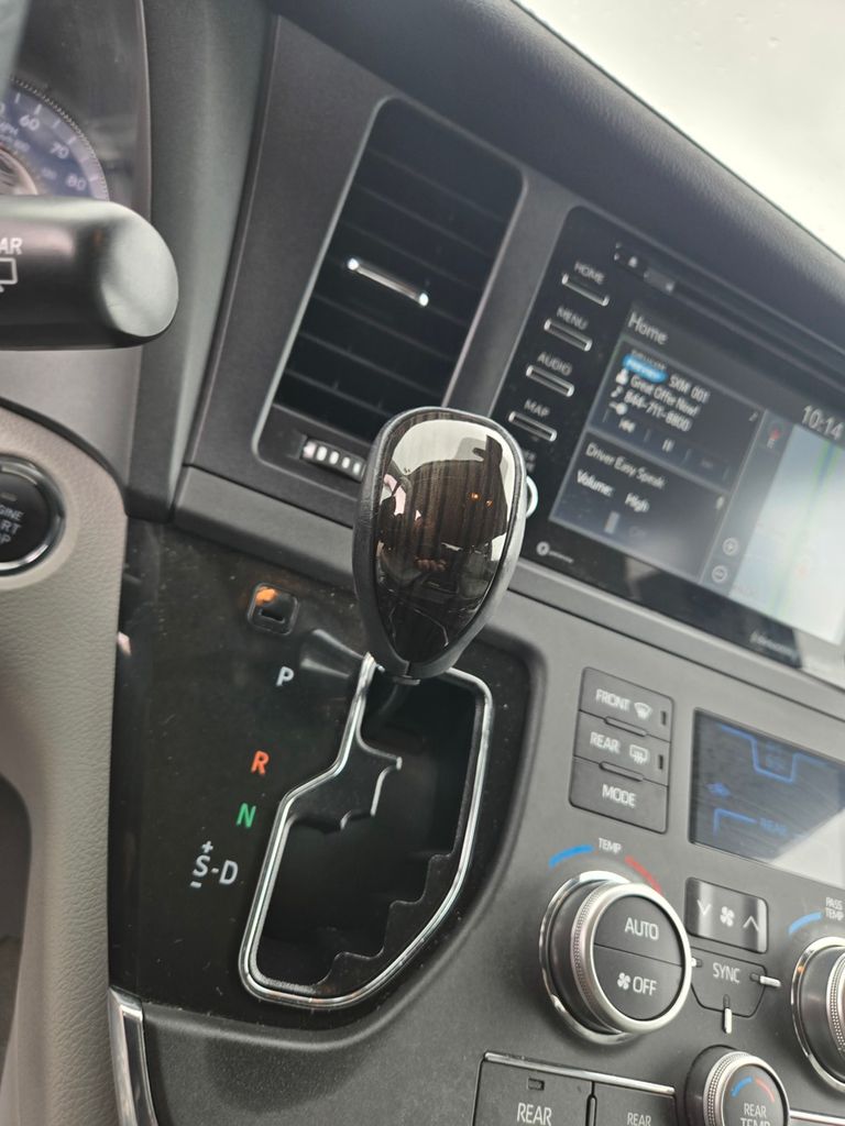 Thumbnail: 2018 Toyota Sienna - 17