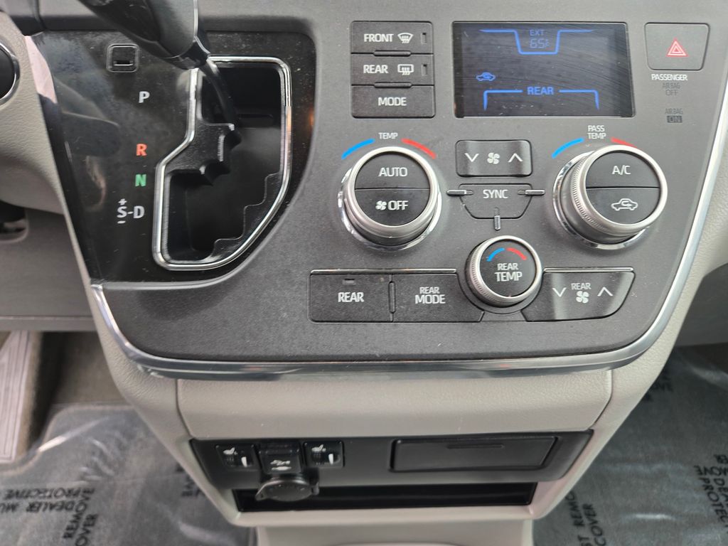Thumbnail: 2018 Toyota Sienna - 18