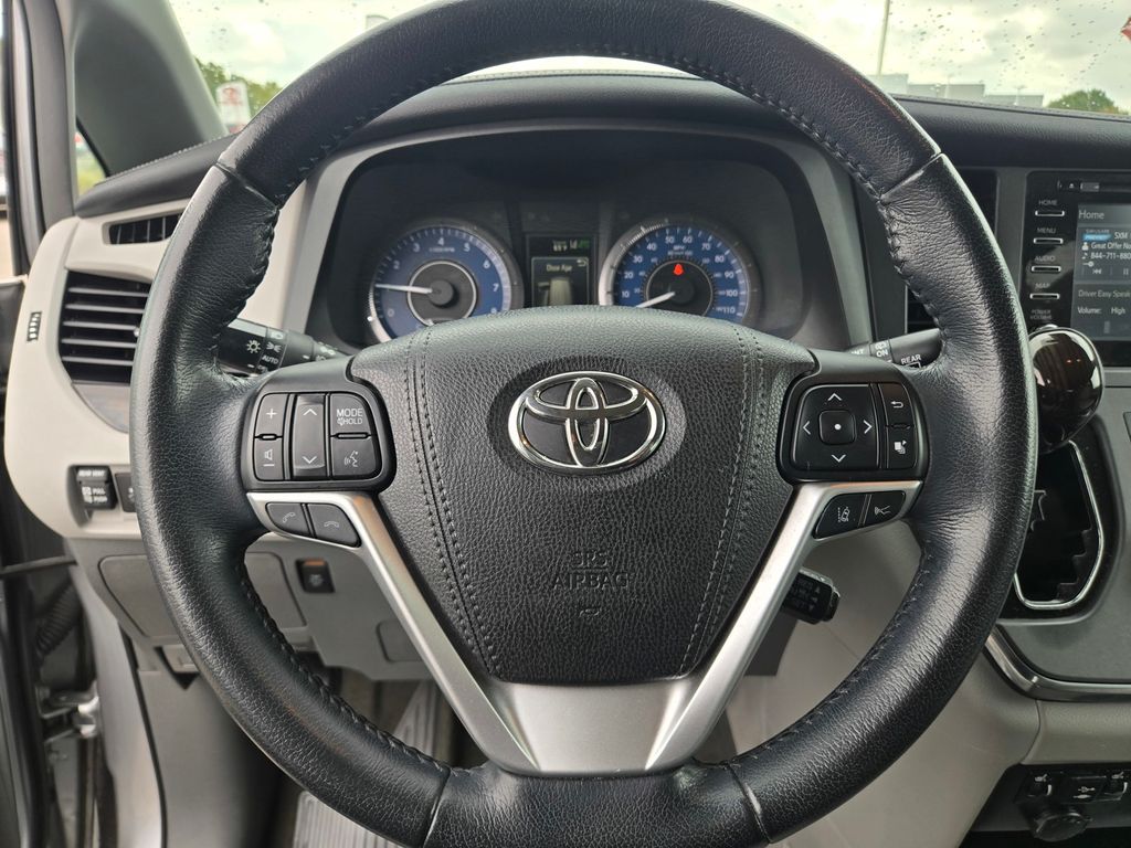 Thumbnail: 2018 Toyota Sienna - 11