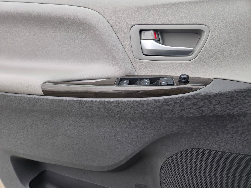 Thumbnail: 2018 Toyota Sienna - 20