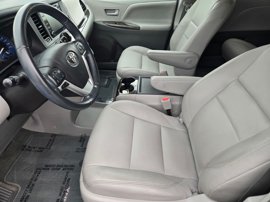 Thumbnail: 2018 Toyota Sienna - 8