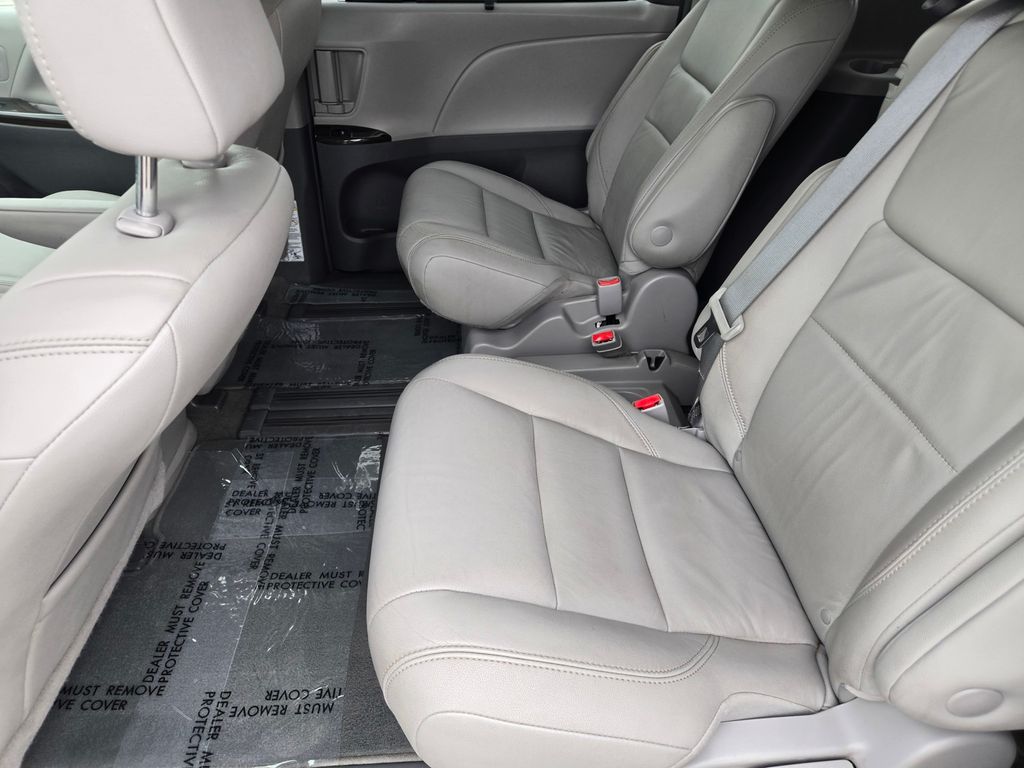 Thumbnail: 2018 Toyota Sienna - 10