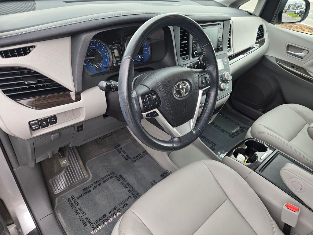 Thumbnail: 2018 Toyota Sienna - 7