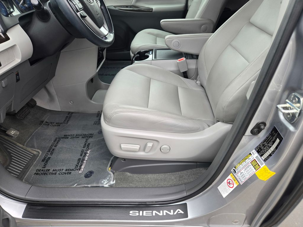 Thumbnail: 2018 Toyota Sienna - 9