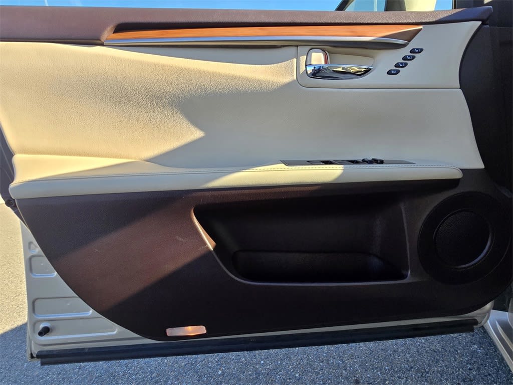 Thumbnail: 2018 Lexus ES - 17