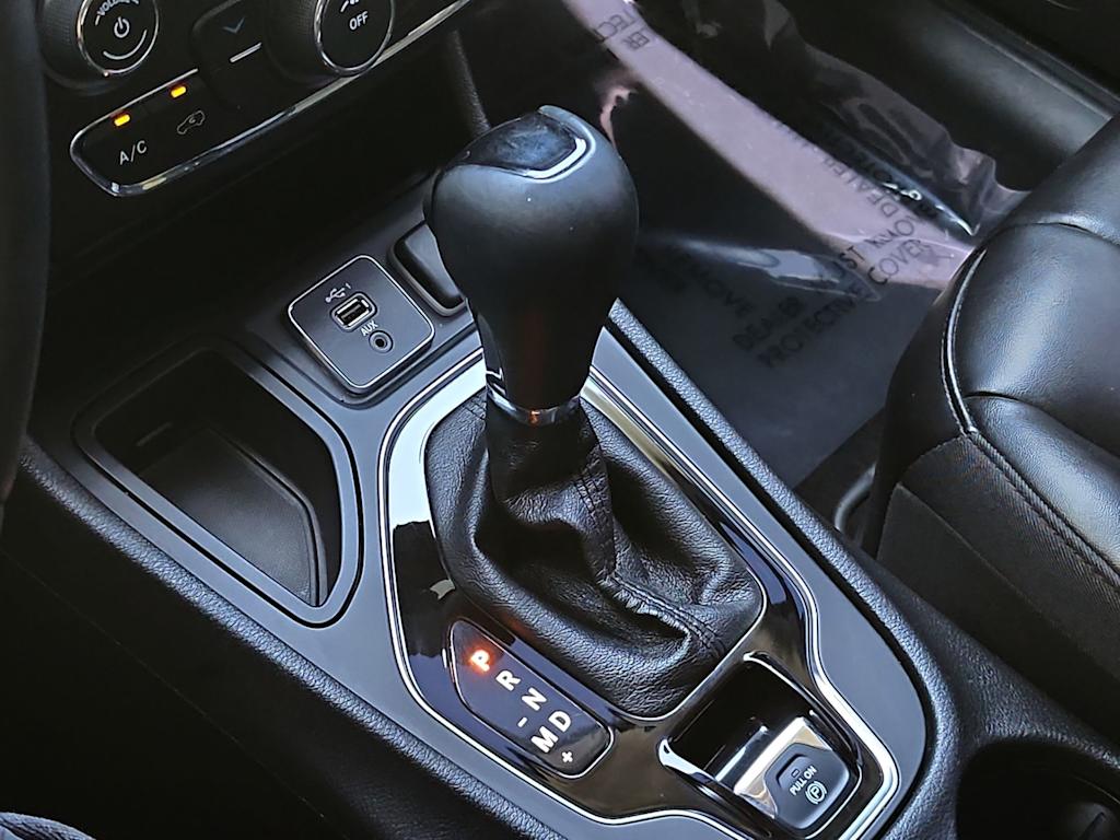 Thumbnail: 2019 Jeep Cherokee - 17