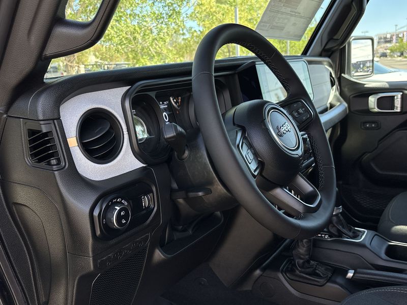 Thumbnail: 2025 Jeep Gladiator - 2