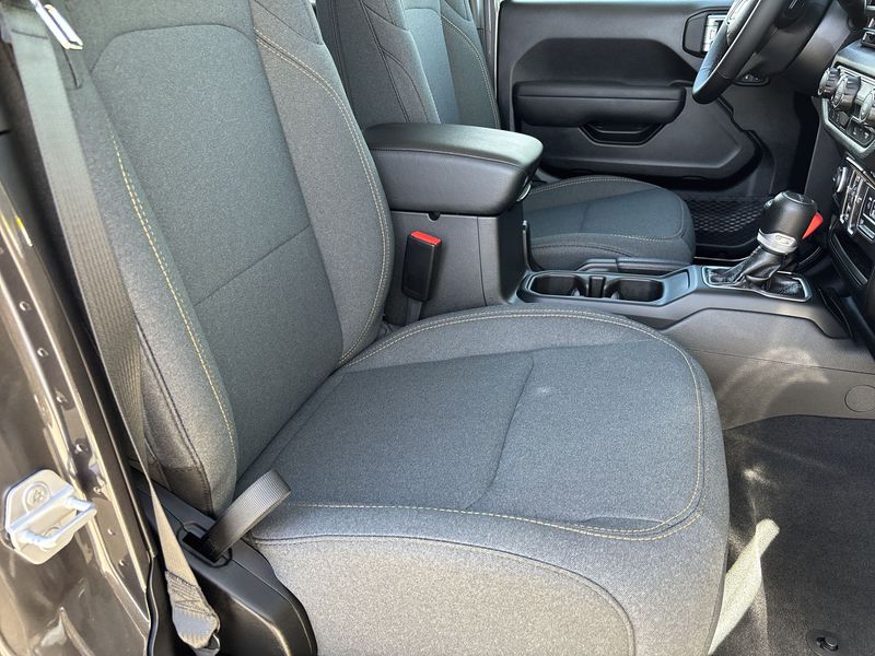 Thumbnail: 2025 Jeep Gladiator - 10