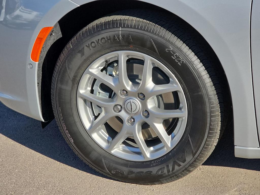 Thumbnail: 2026 Chrysler Pacifica - 8