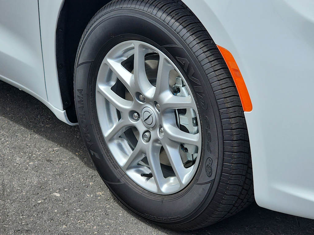 Thumbnail: 2026 Chrysler Pacifica - 8