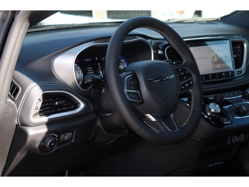 Thumbnail: 2025 Chrysler Pacifica - 2