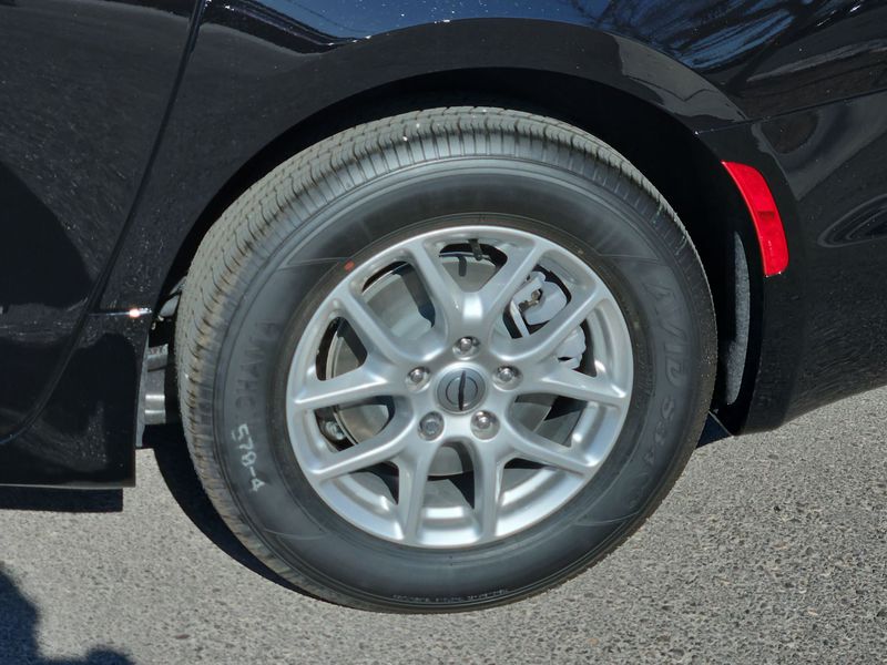 Thumbnail: 2025 Chrysler Pacifica - 8