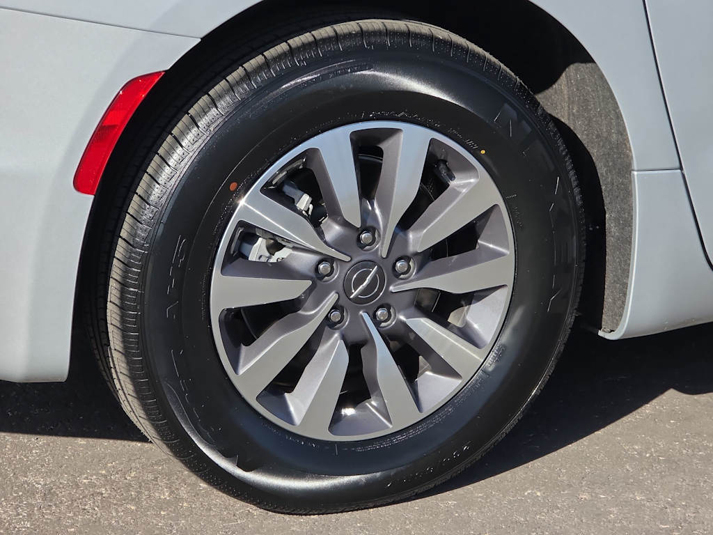 Thumbnail: 2024 Chrysler Pacifica - 8