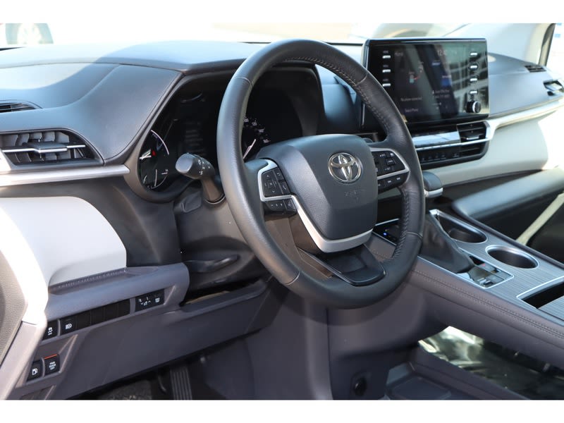 2023 Toyota Sienna XLE 2